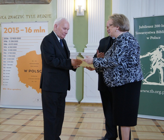 Jubileuszowy medal Towarzystwa Biblijnego w Polsce dla ks. Romana Lipinskiego (fot. Michal Karski)