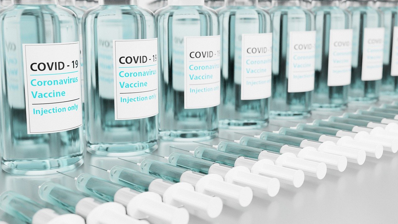 Szczepionka przeciw COVID-19 (fot. torstensimon/pixabay)