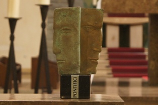 Statuetka nagrody Pontifici - Budowniczemu Mostow (fot. Michal Karski