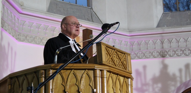 ks. bp Marek Izdebski wyglasza kazanie w swieto Epifanii 2013 (fot. Michal Karski)