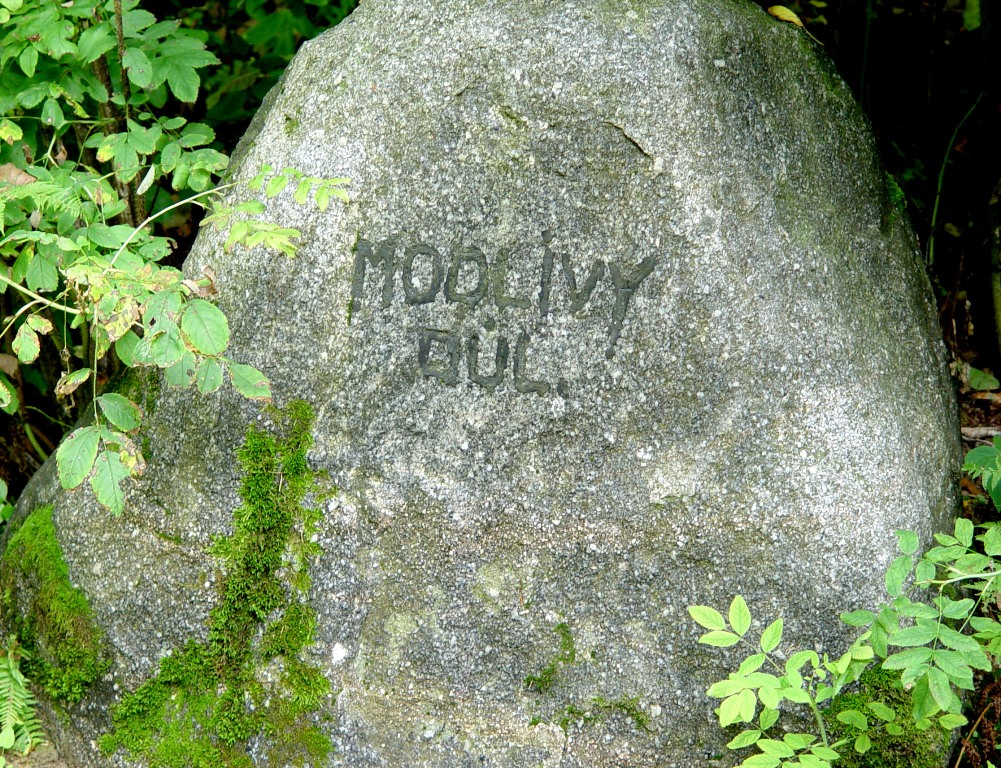 Kunvald, kamień pamiątkowy u wejścia do dolinki, gdzie odbywano nielegalne nabożeństwa