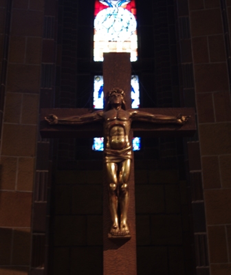 Krucyfiks „Jezus Aryjczyk” w kościele pamięci Marcina Lutra w Berlinie (fot. M. Grzywacz)