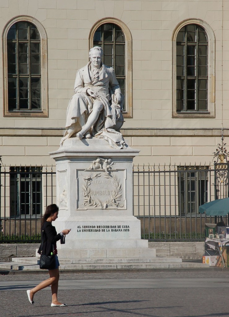 Pomnik Aleksandra von Humboldt pod uniwersytetem berlinskim (fot. Marek Battek)