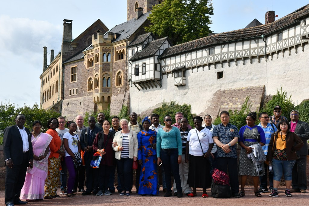 Uczestnicy konsultacji partnerskich zorganizowanych przez Kosciol Ewangelicki Hesji i Nassau przed zamkiem Wartburg (fot. EKHN)