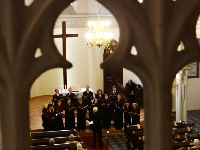 Ekumeniczny Chor Kameralny podczas wystepu w kosciele ewangelicko-reformowanym (fot. Ewa Jozwiak)