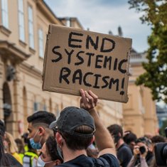 End systemic racism (fot. UnratedStudio/pixabay)