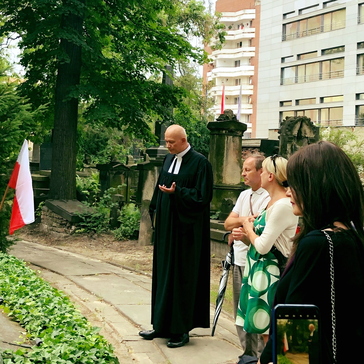 Ks. Michal Jablonski prowadzi modlitwe przy symbolicznej mogile zolnierzy z Batalionu "Parasol" (fot. PER Warszawa)